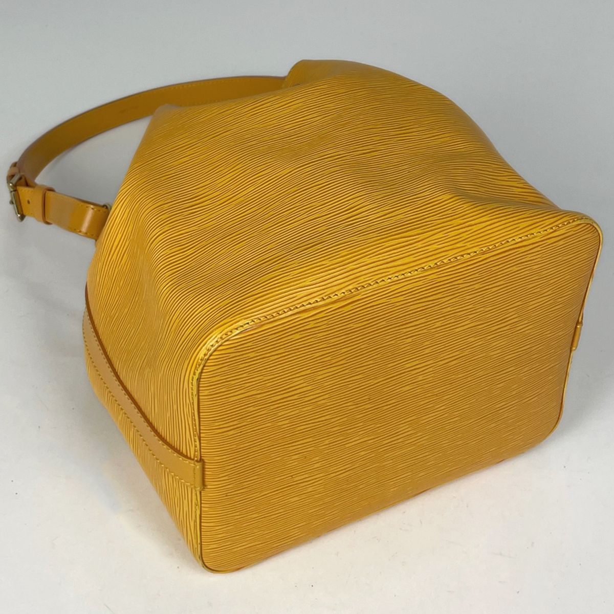 Louis Vuitton Drawstring Shoulder Bag Epi Tassiri Yellow — view 2