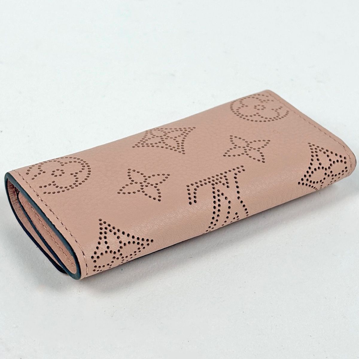 Louis Vuitton Multicles 4 Key Case Monogram Mahina Jasmine Pink Key Holder — view 2