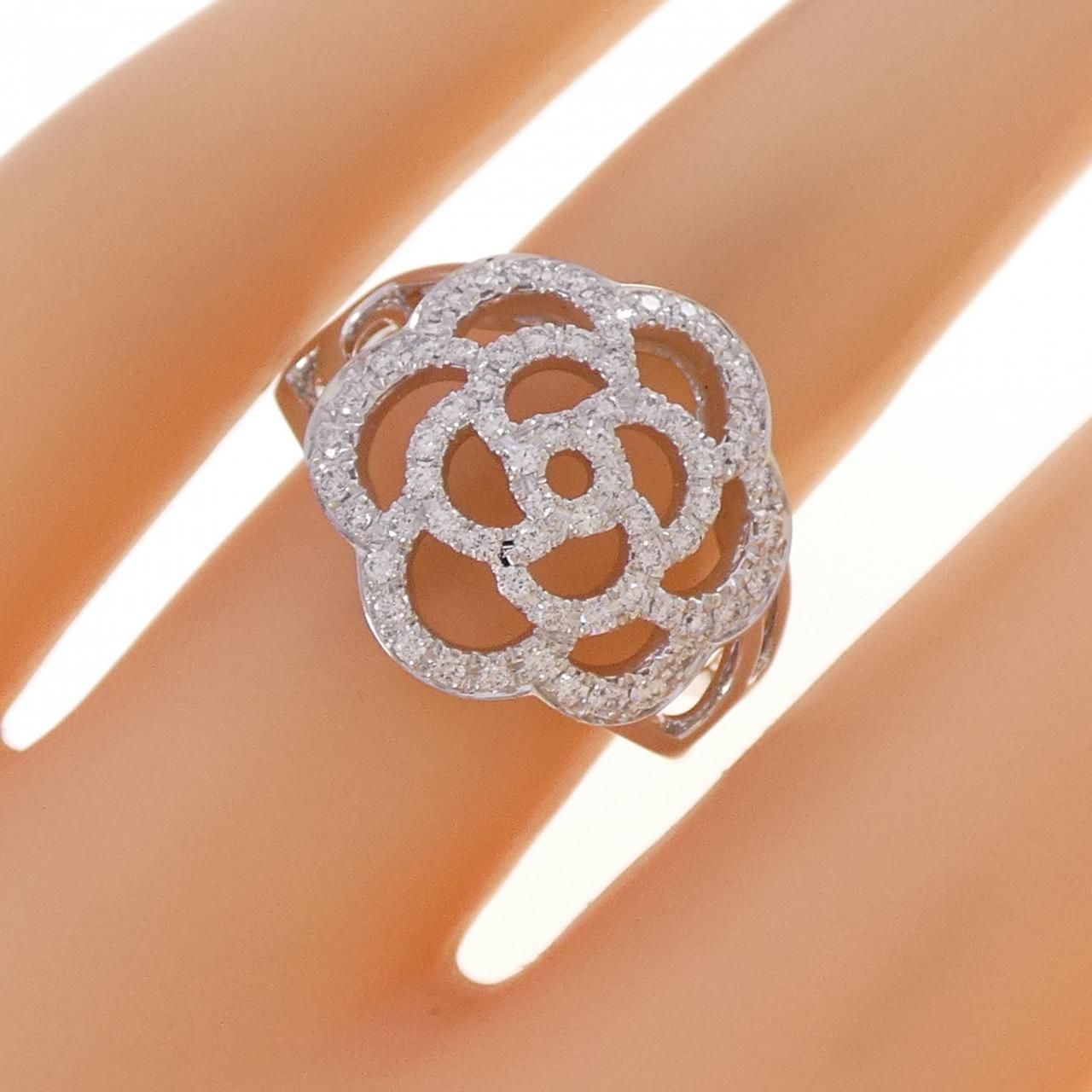 Chanel Camellia Ring White Gold — view 5