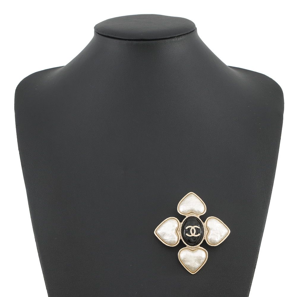 Chanel Brooch CC Logo Heart Faux Pearl 22 — view 4