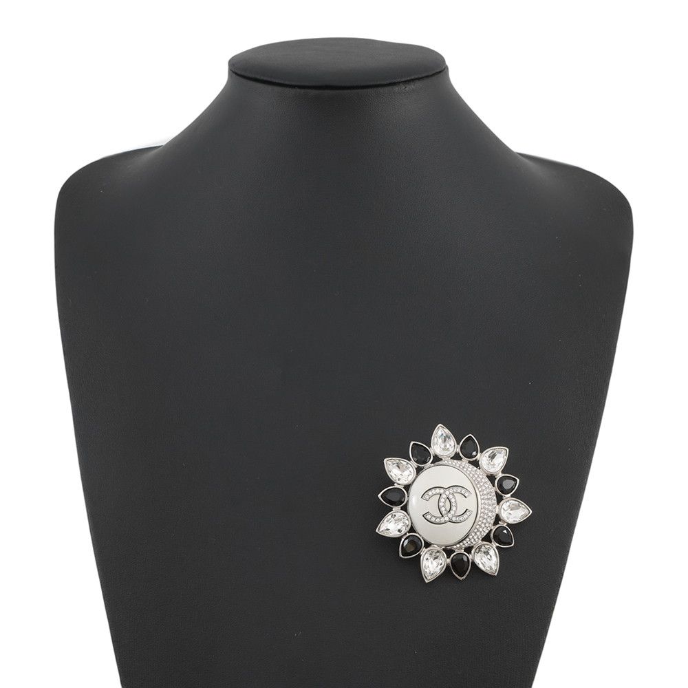 Chanel Brooch CC Logo Sun Rhinestone — view 4