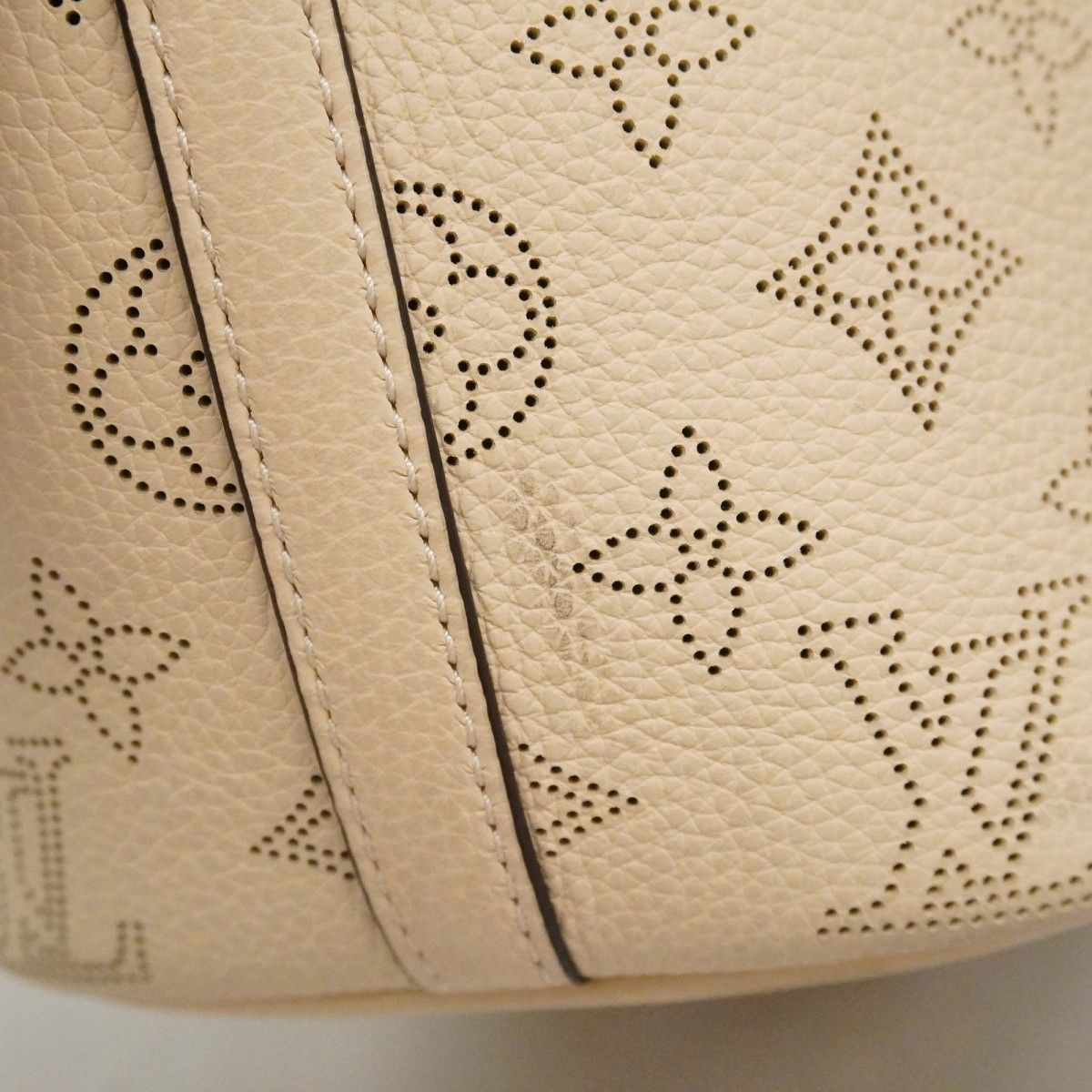 Louis Vuitton Handbag Mahina Blossom PM Cream — view 6