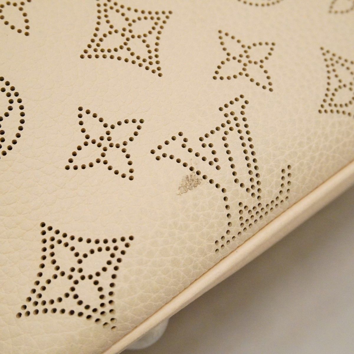 Louis Vuitton Handbag Mahina Blossom PM Cream — view 7
