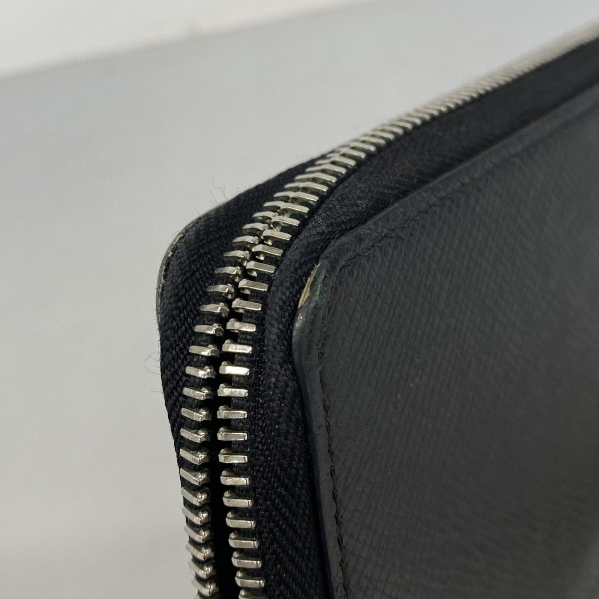 Louis Vuitton Wallet Taiga Zippy Dragonne Noir — view 5