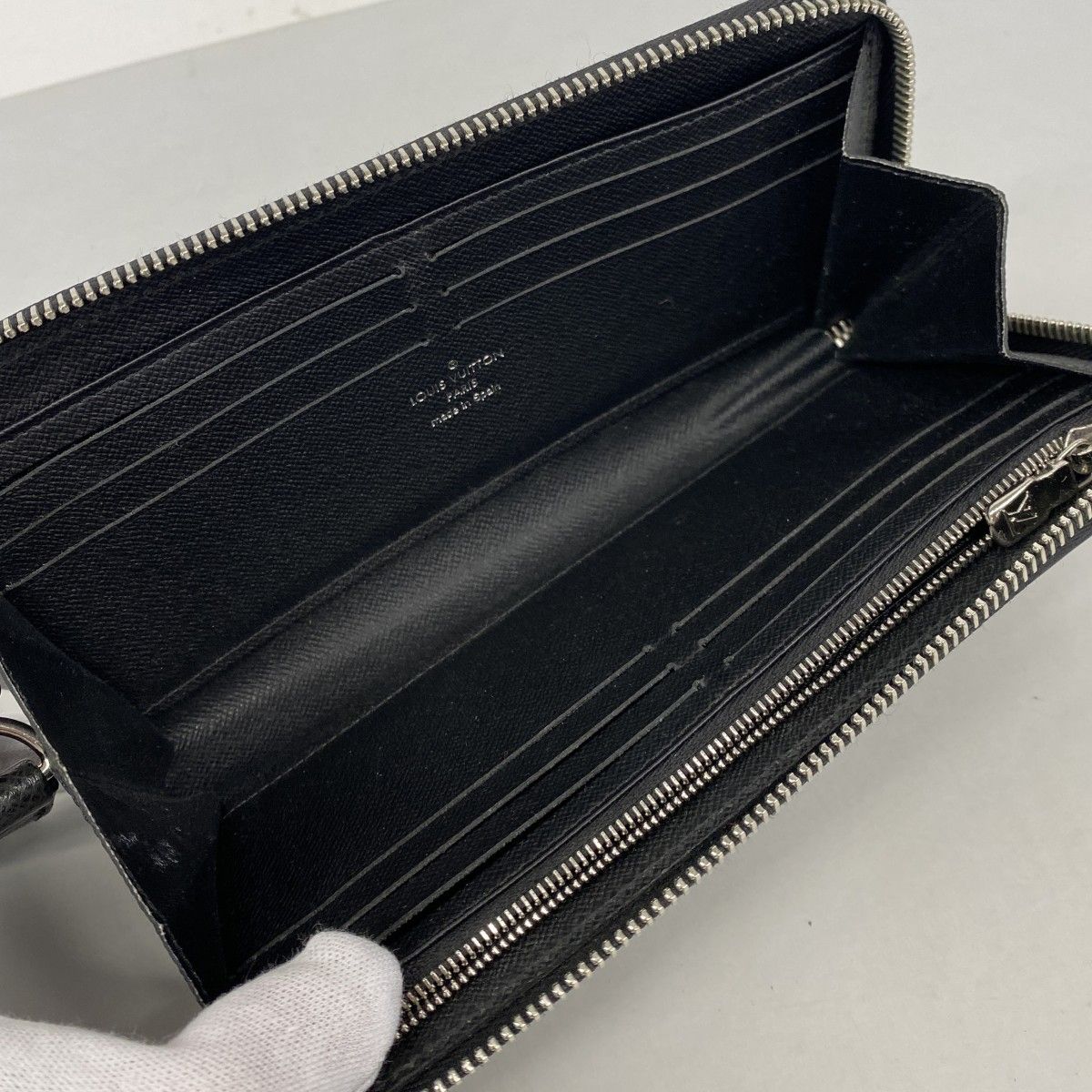 Louis Vuitton Wallet Taiga Zippy Dragonne Noir — view 3