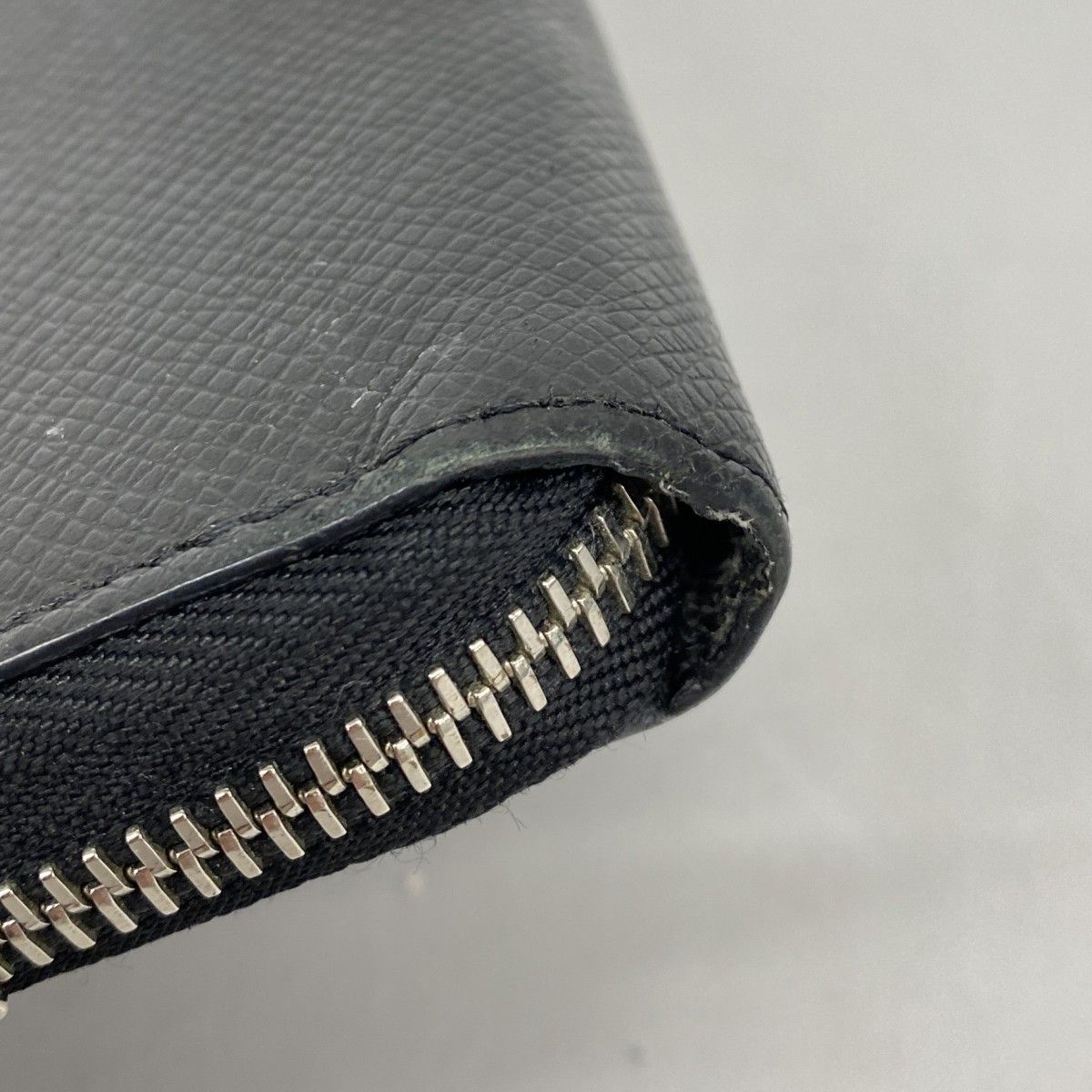 Louis Vuitton Wallet Taiga Zippy Dragonne Noir — view 7
