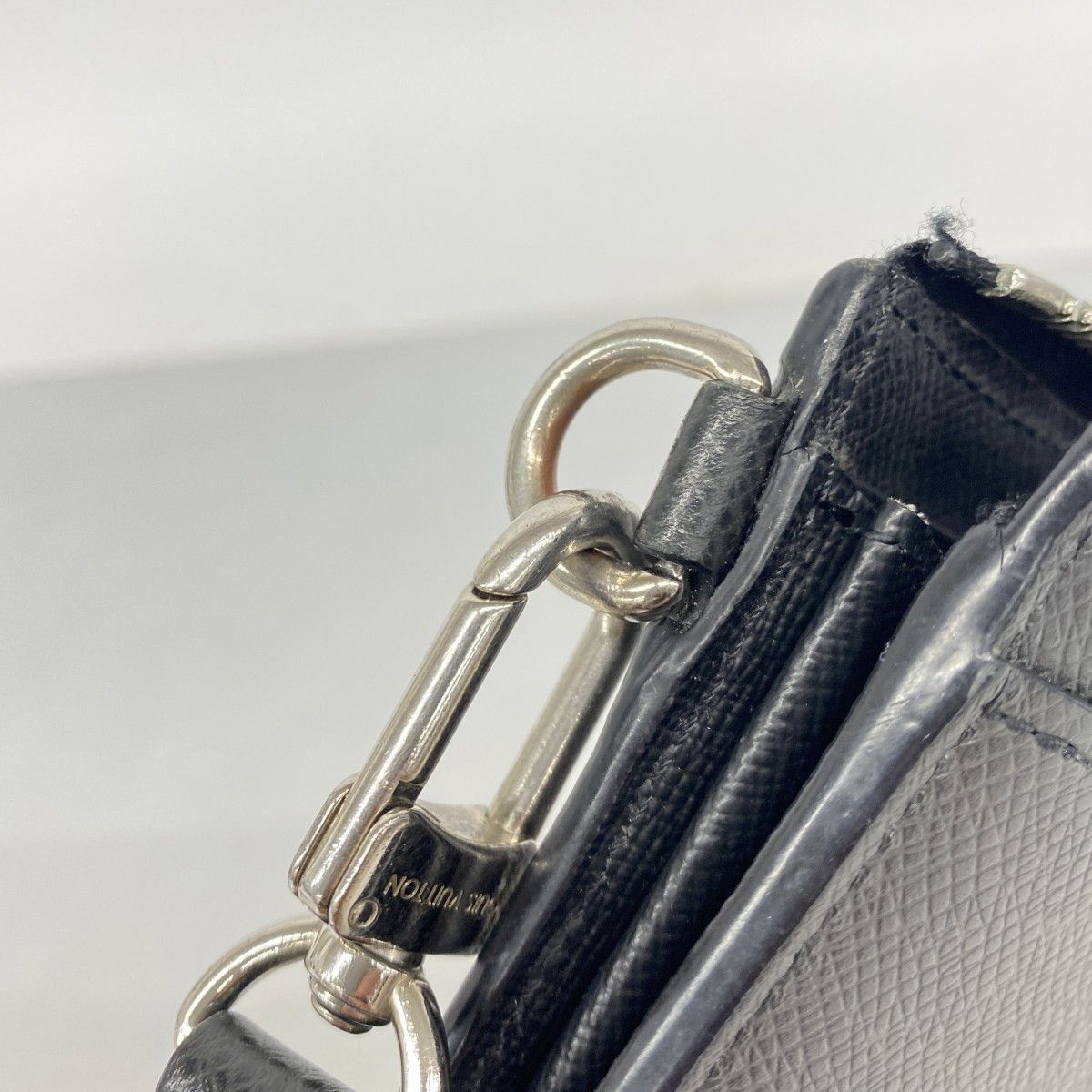 Louis Vuitton Wallet Taiga Zippy Dragonne Noir — view 6