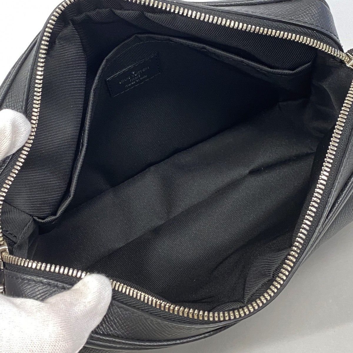Louis Vuitton Shoulder Bag Taigarama Outdoor Messenger PM Black — view 4