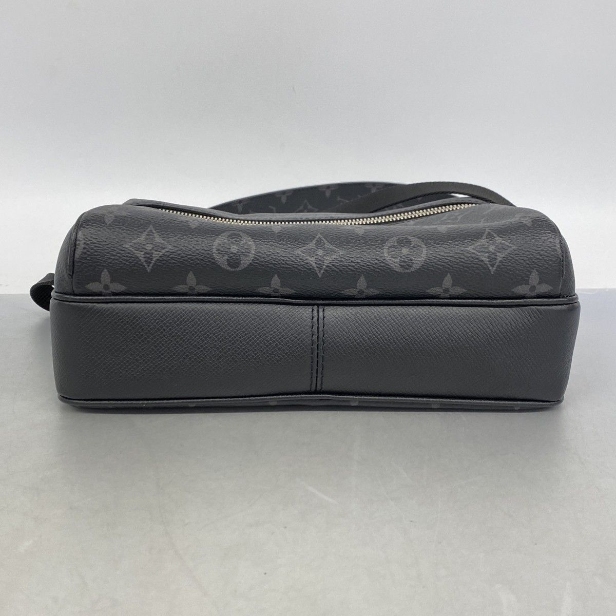 Louis Vuitton Shoulder Bag Taigarama Outdoor Messenger PM Black — view 3