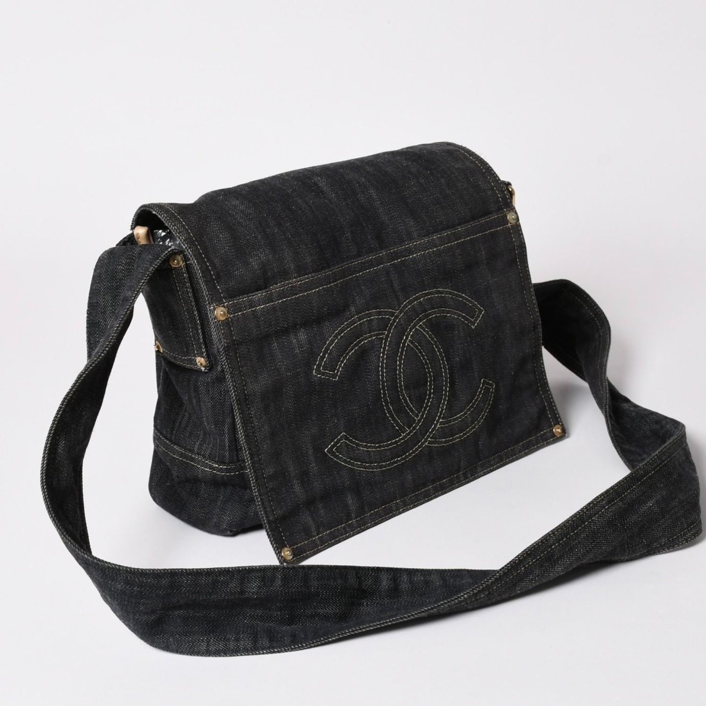Chanel Shoulder Bag Sparkling Denim CC Logo Navy Gold — view 3