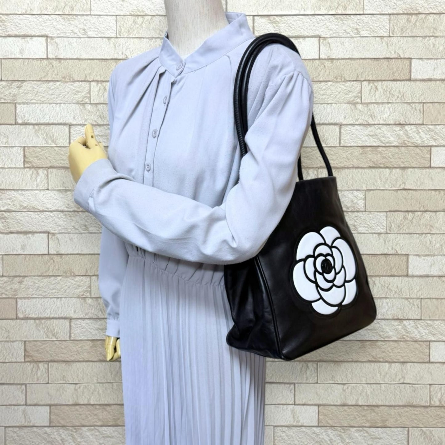 Chanel Camellia Tote Leather Black — view 2