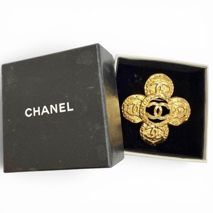Chanel Vintage 28 CC Logo Flower Motif Brooch Gold Recommended — view 2