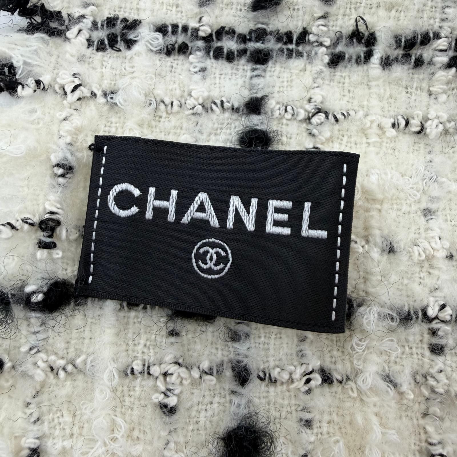 Chanel 2025/26 231000 Scarf — view 8
