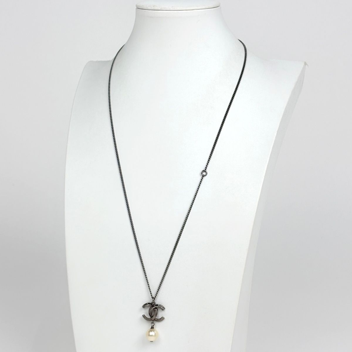 Chanel CC Logo Faux Pearl Necklace Silver Plated — view 5