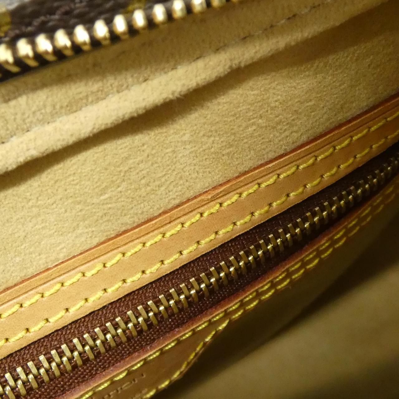 Louis Vuitton Monogram Looping Shoulder — view 9