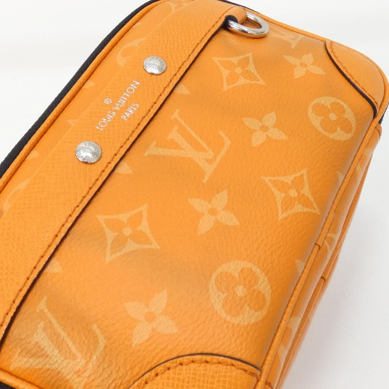 Louis Vuitton Taiga Llama Alpha Wearable Wallet Shoulder — view 4