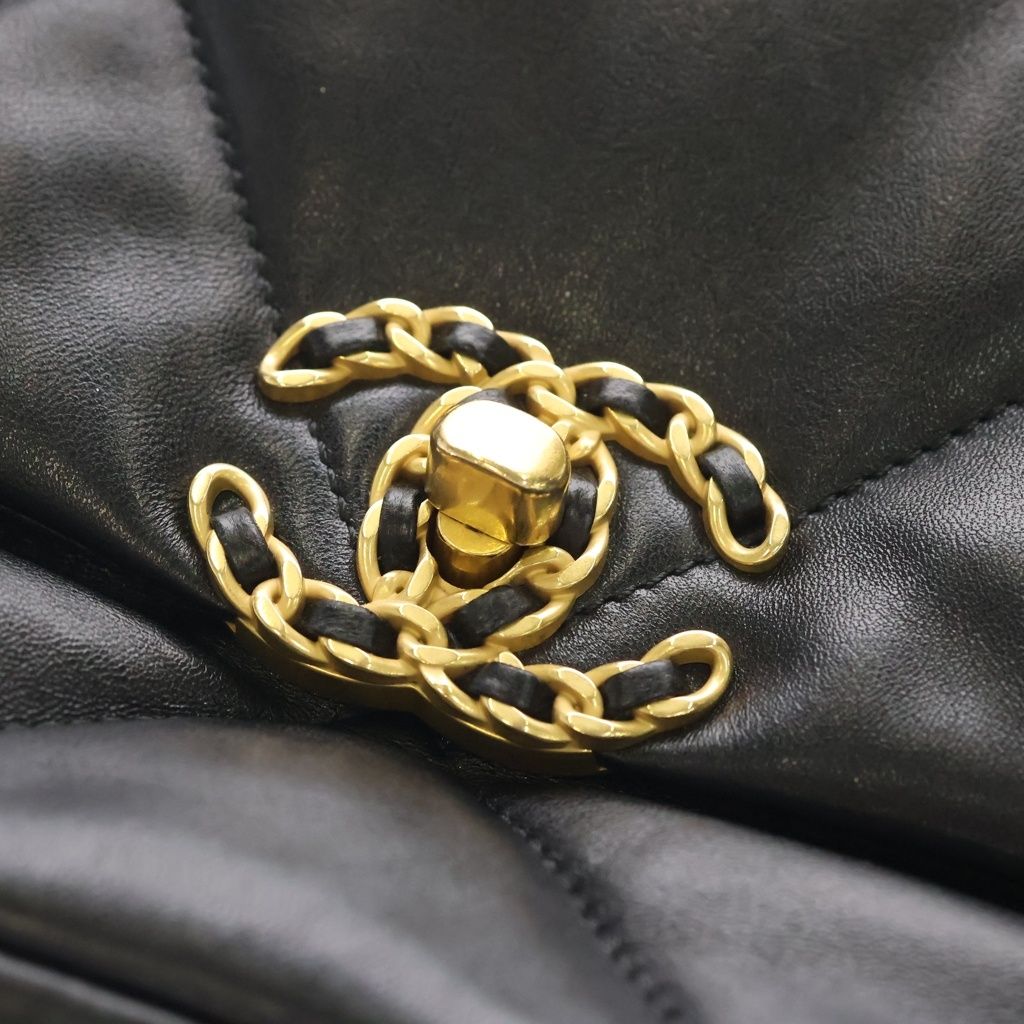 Chanel 19 Chain Shoulder Bag Black Lambskin Gold — view 7