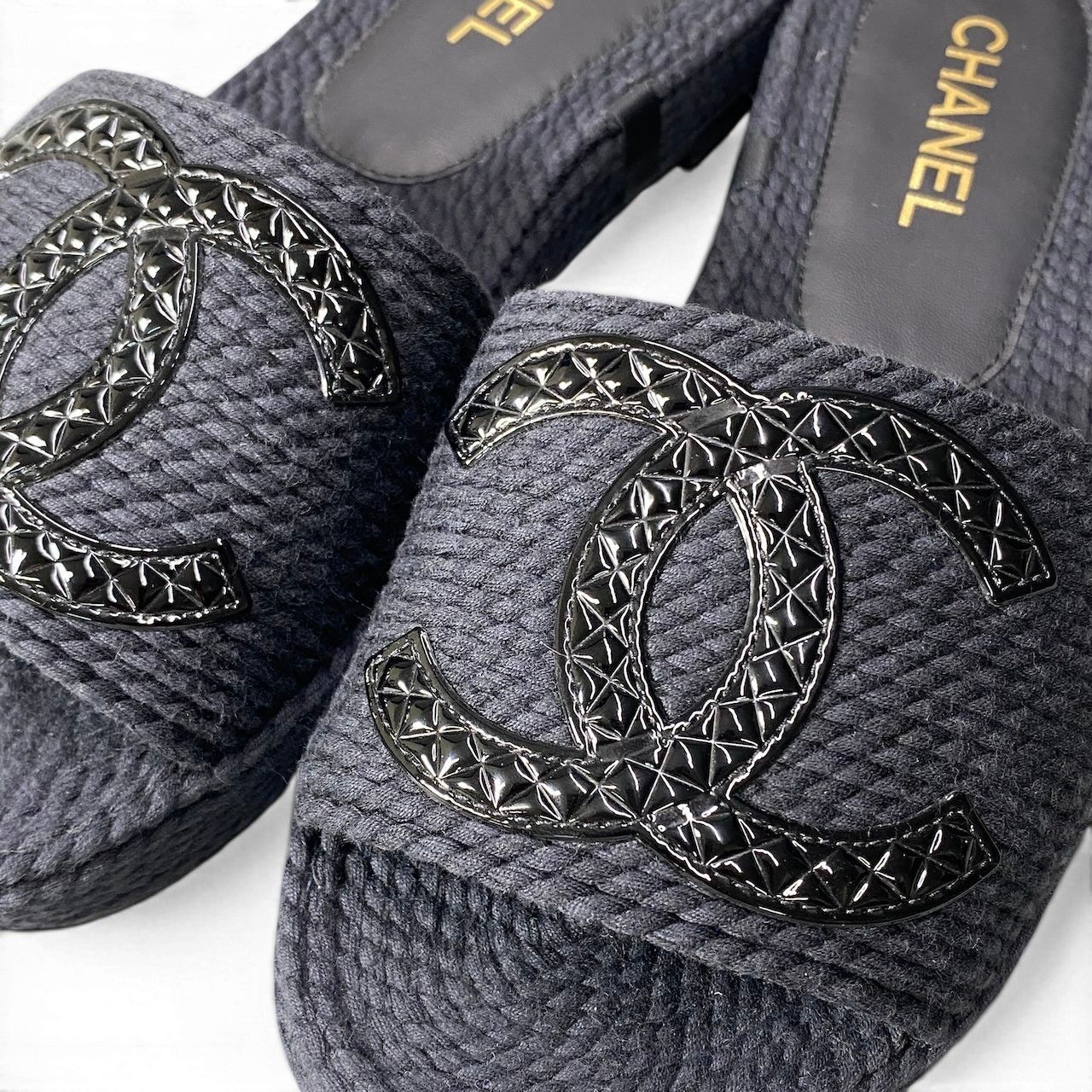 Chanel Cruise Line CC Logo Flat Sandals 39 Black — view 7