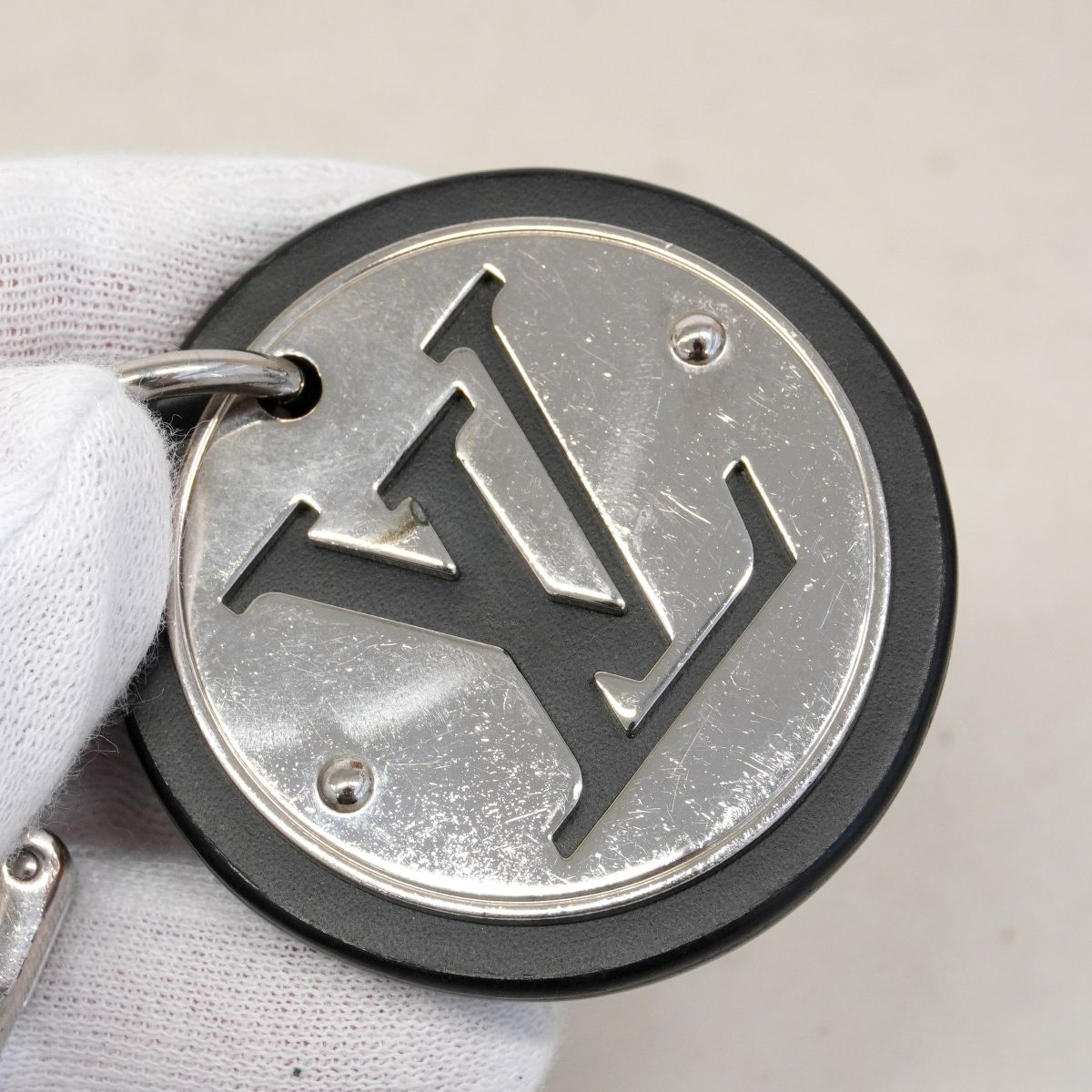 Louis Vuitton Key Holder Charm LV Circle Black Silver — view 4
