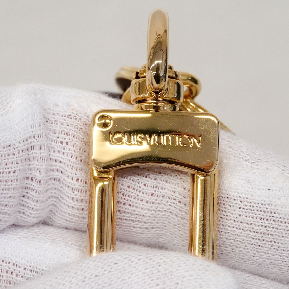 Louis Vuitton Key Holder Charm LV Circle Purple — view 3