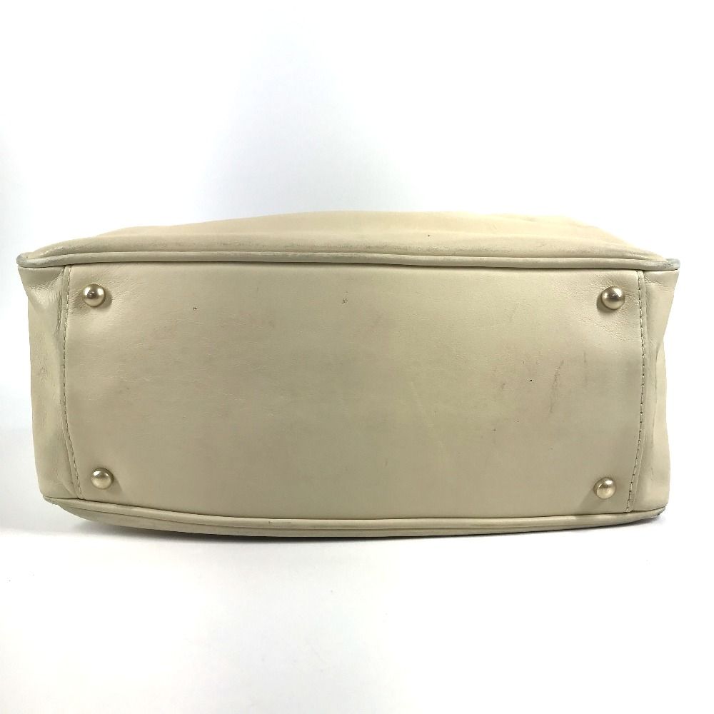 Chanel Shoulder Bag Camellia Logo Leather Beige — view 5