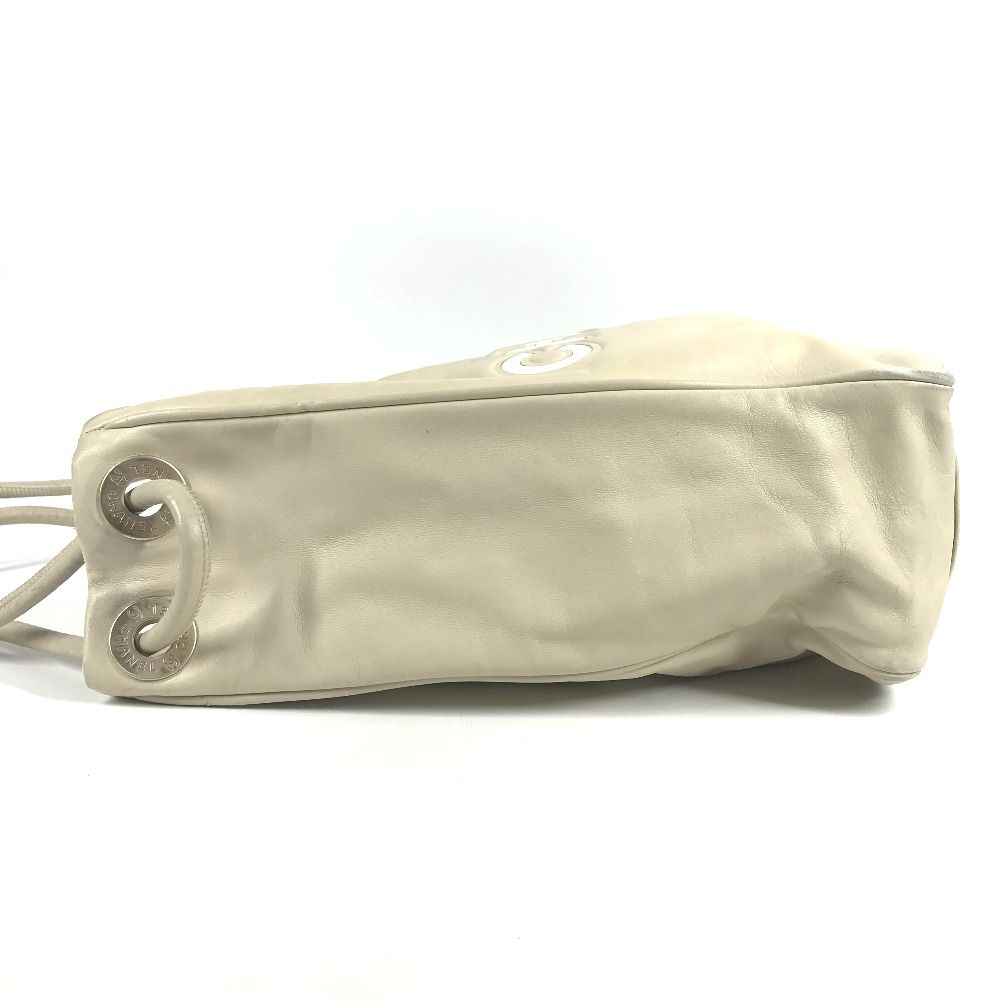 Chanel Shoulder Bag Camellia Logo Leather Beige — view 4