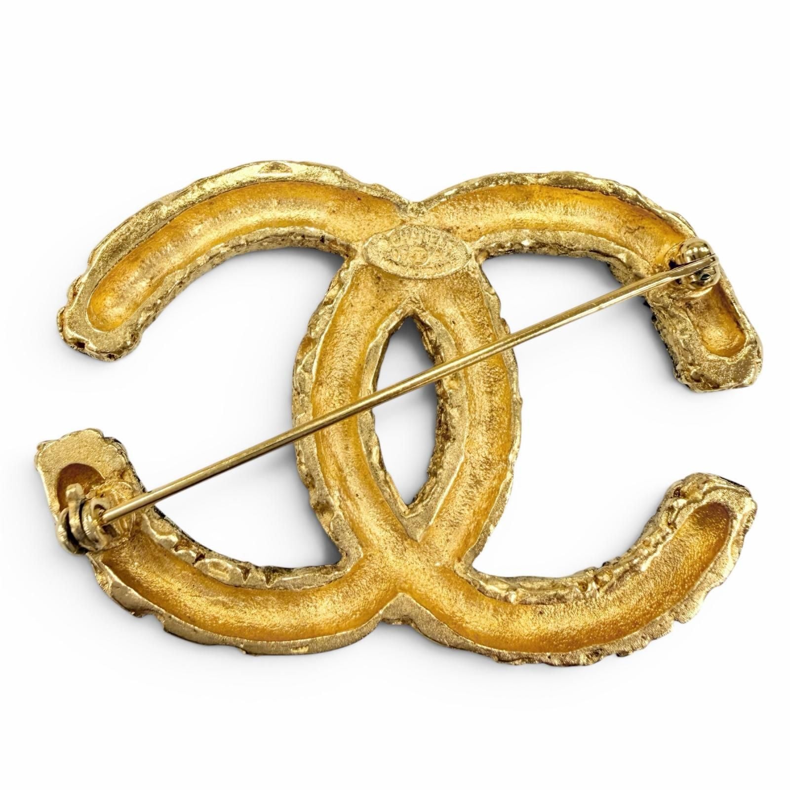Chanel Vintage CC Logo Lava Brooch Gold — view 3