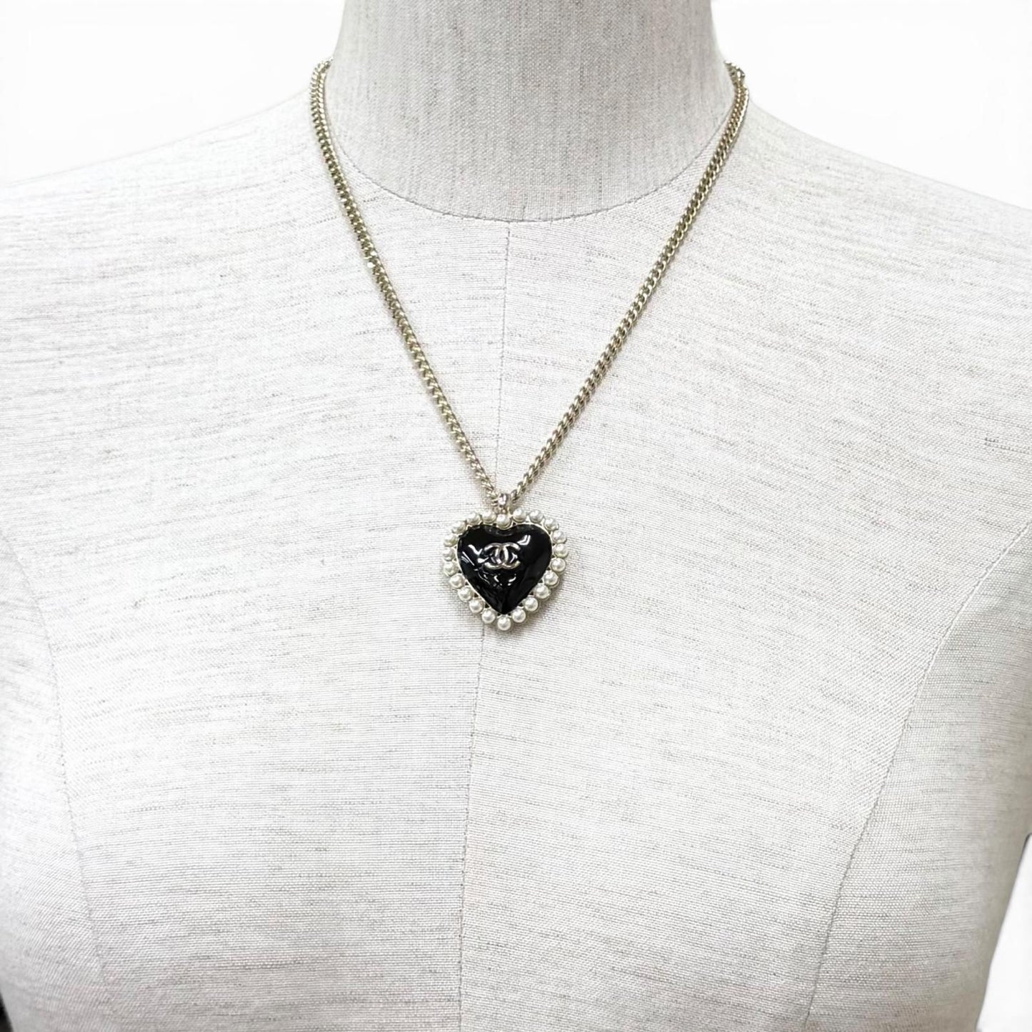 Chanel 25 CC Logo Pearl Heart Pendant Black White Gold — view 4