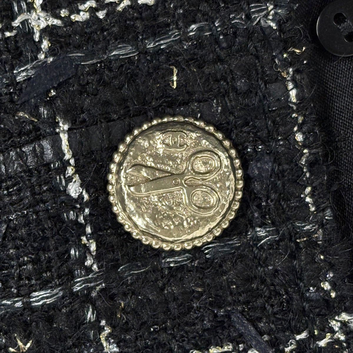 Chanel Tweed Jacket 08c Scissors Motif Button Black — view 7