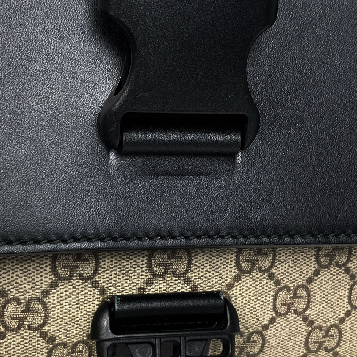 Gucci GG Pattern Shoulder Bag Beige Black — view 4