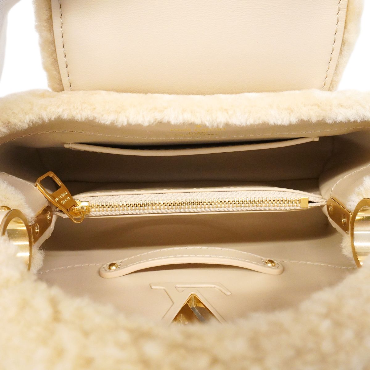 Louis Vuitton Handbag Capucines Ewmini Cream 2-Way — view 4