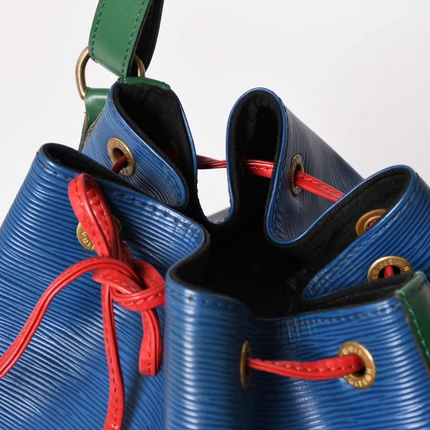 Louis Vuitton Epi Noe Tricolor Drawstring Shoulder Bag Toledo Blue Castilian — view 4