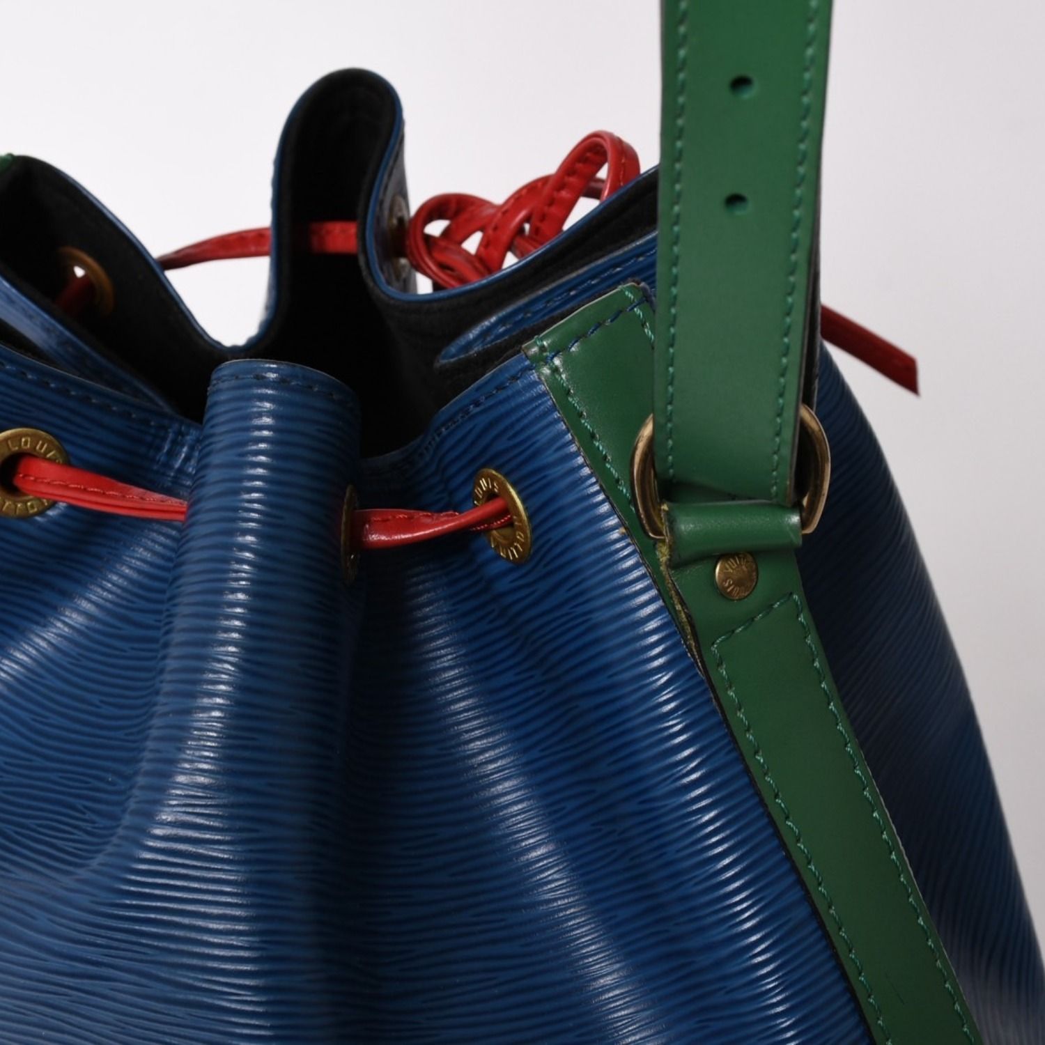 Louis Vuitton Epi Noe Tricolor Drawstring Shoulder Bag Toledo Blue Castilian — view 6