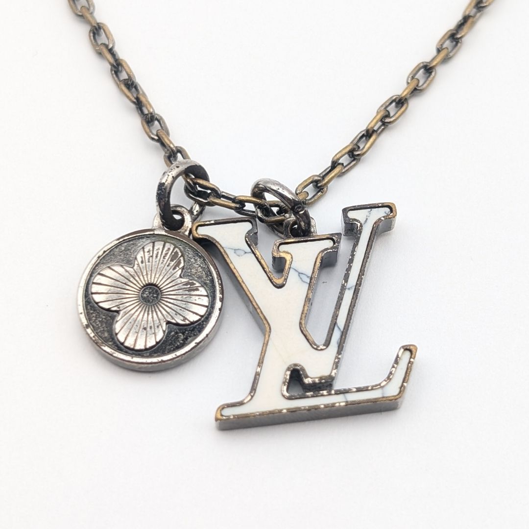 Louis Vuitton Collier LV Initial LV Logo Necklace