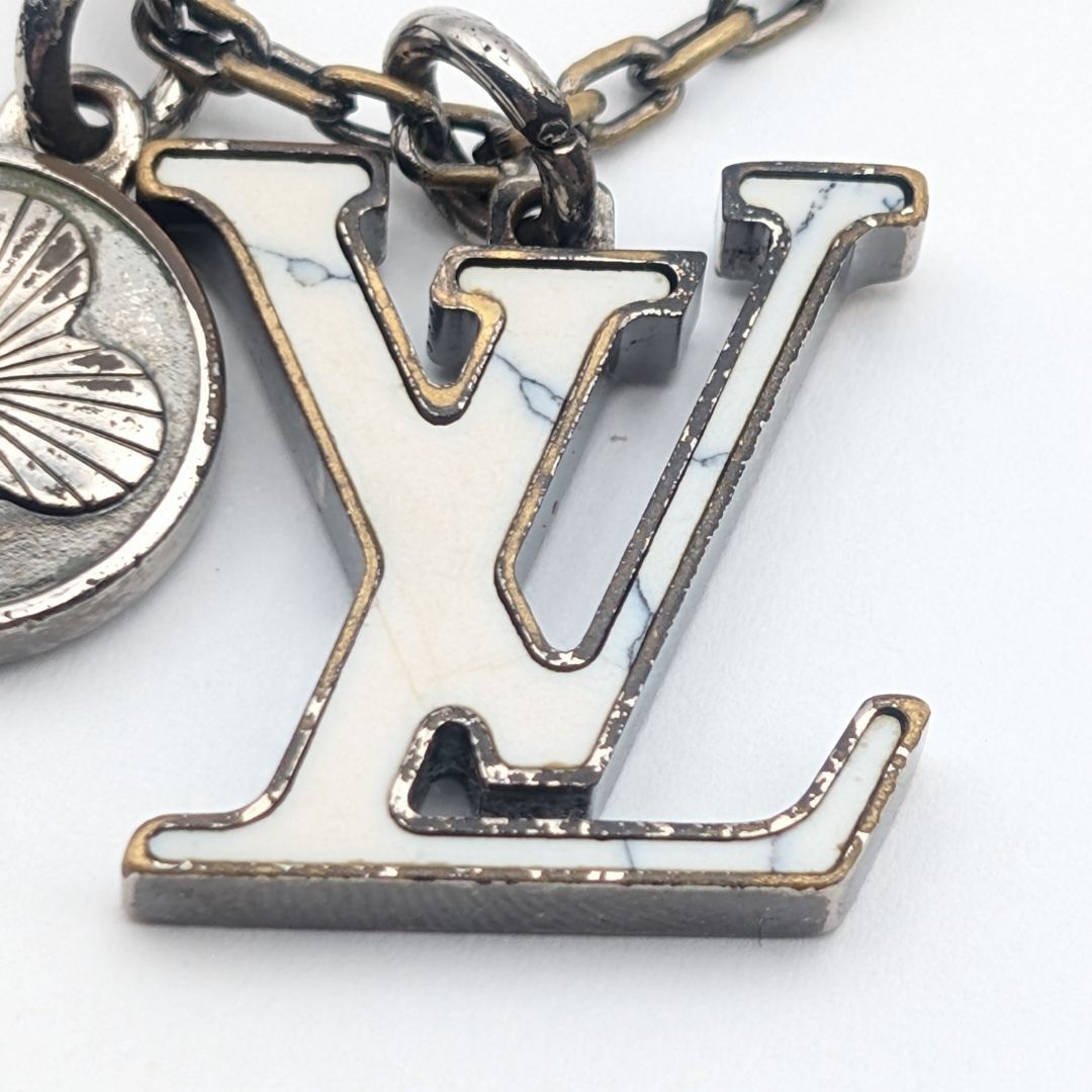 Louis Vuitton Collier LV Initial LV Logo Necklace — view 3
