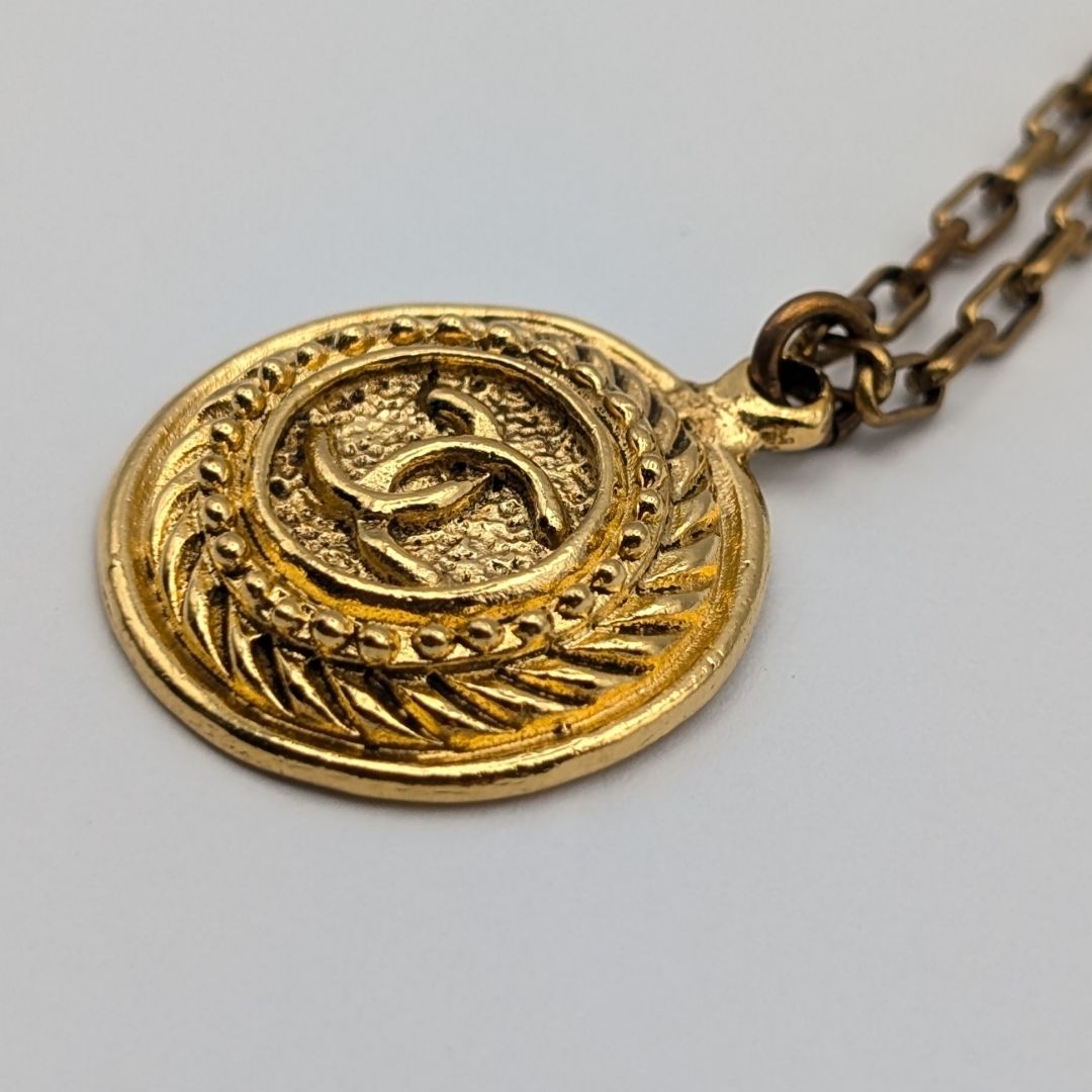 Chanel CC Logo Gold Pendant First Era Vintage — view 2