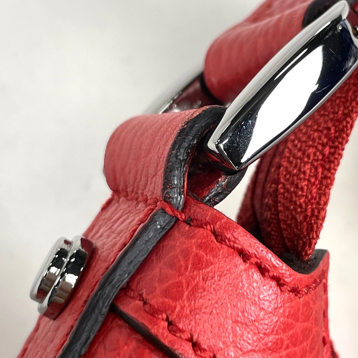 Gucci GG Logo Shoulder Bag Leather — view 4