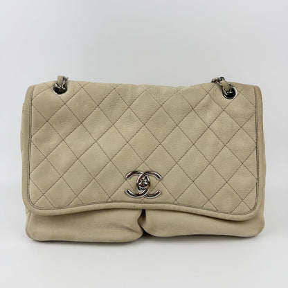 Chanel CC Logo Quilted Chain Shoulder Bag Leather Beige Silver Vintage — view 2