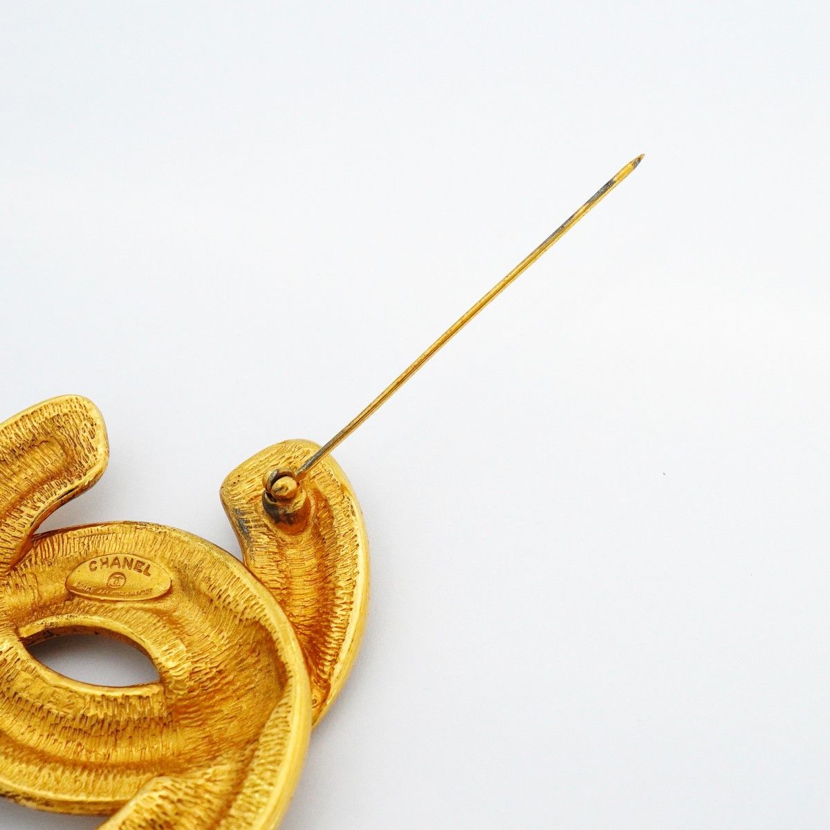 Chanel Brooch Vintage CC Logo Quilted Gold Plated — view 7