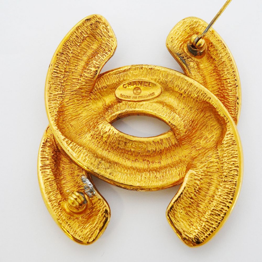Chanel Brooch Vintage CC Logo Quilted Gold Plated — view 4
