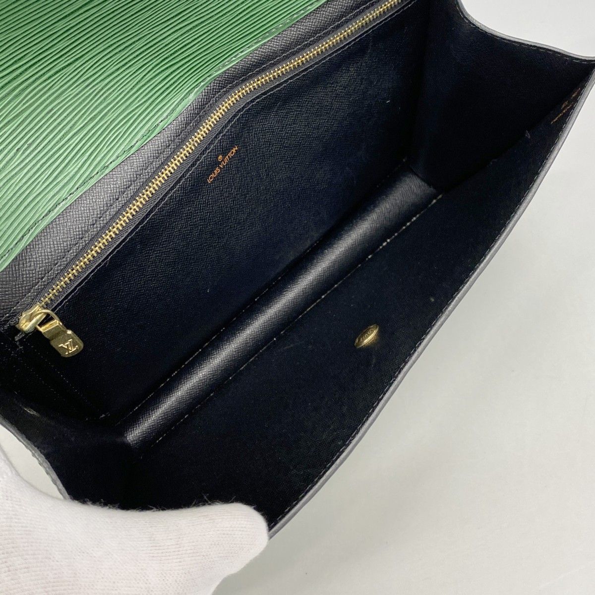Louis Vuitton Clutch Epi Montaigne 27 Borneo Green — view 4