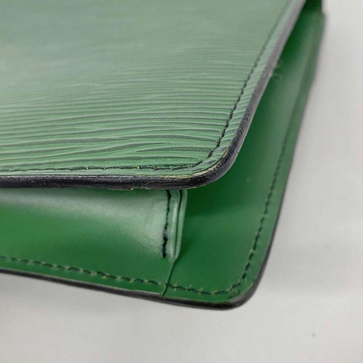 Louis Vuitton Clutch Epi Montaigne 27 Borneo Green — view 7