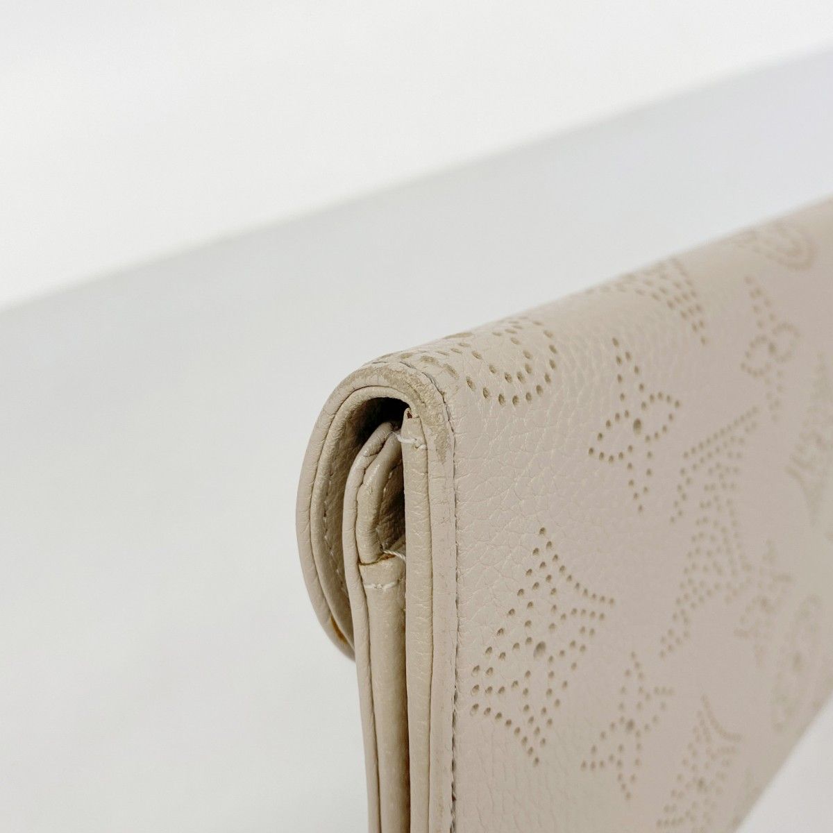 Louis Vuitton Trifold Wallet Mahina Portefeuille Amelia Pearl — view 6