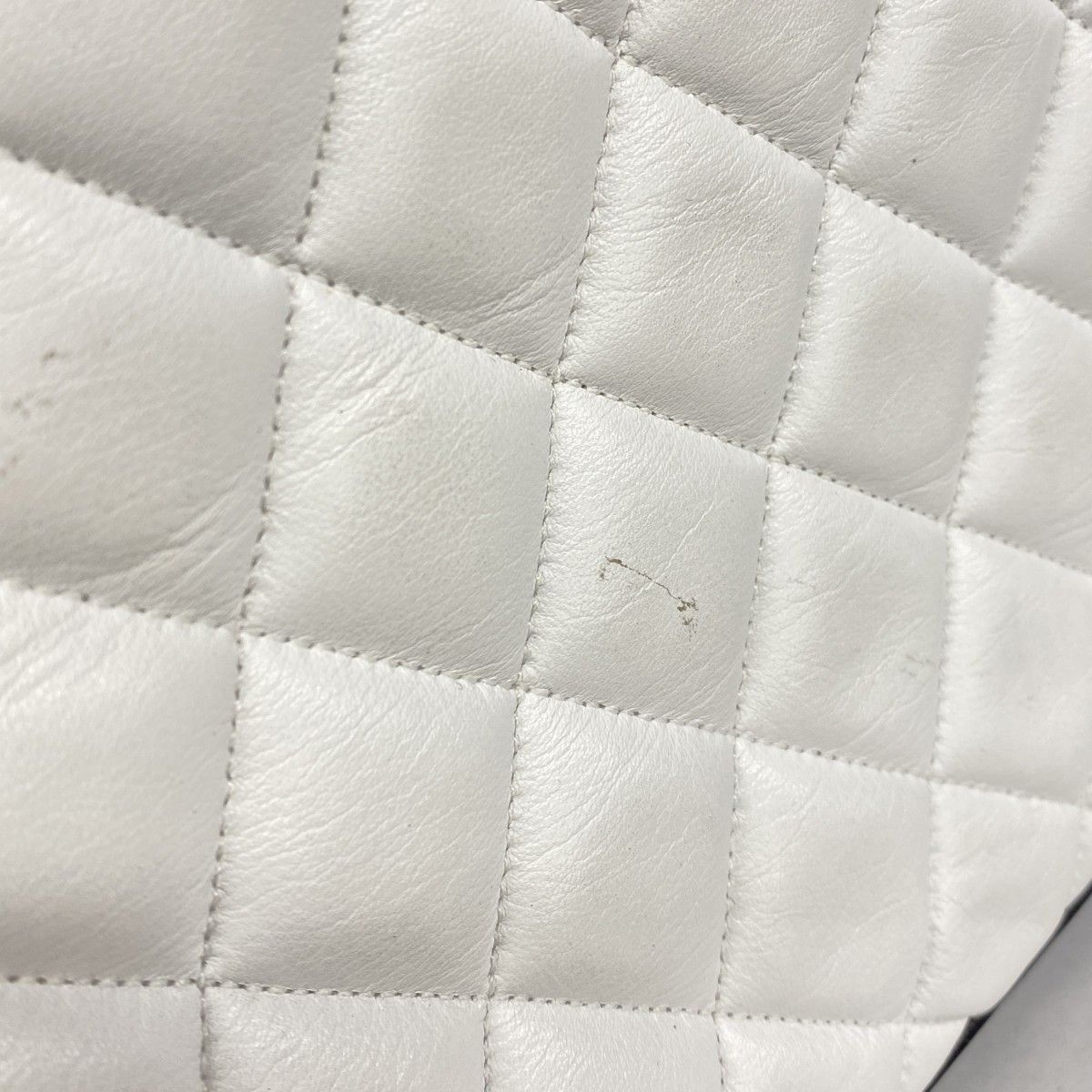 Chanel Shoulder Bag Quilted Lambskin White Black Gold — view 8