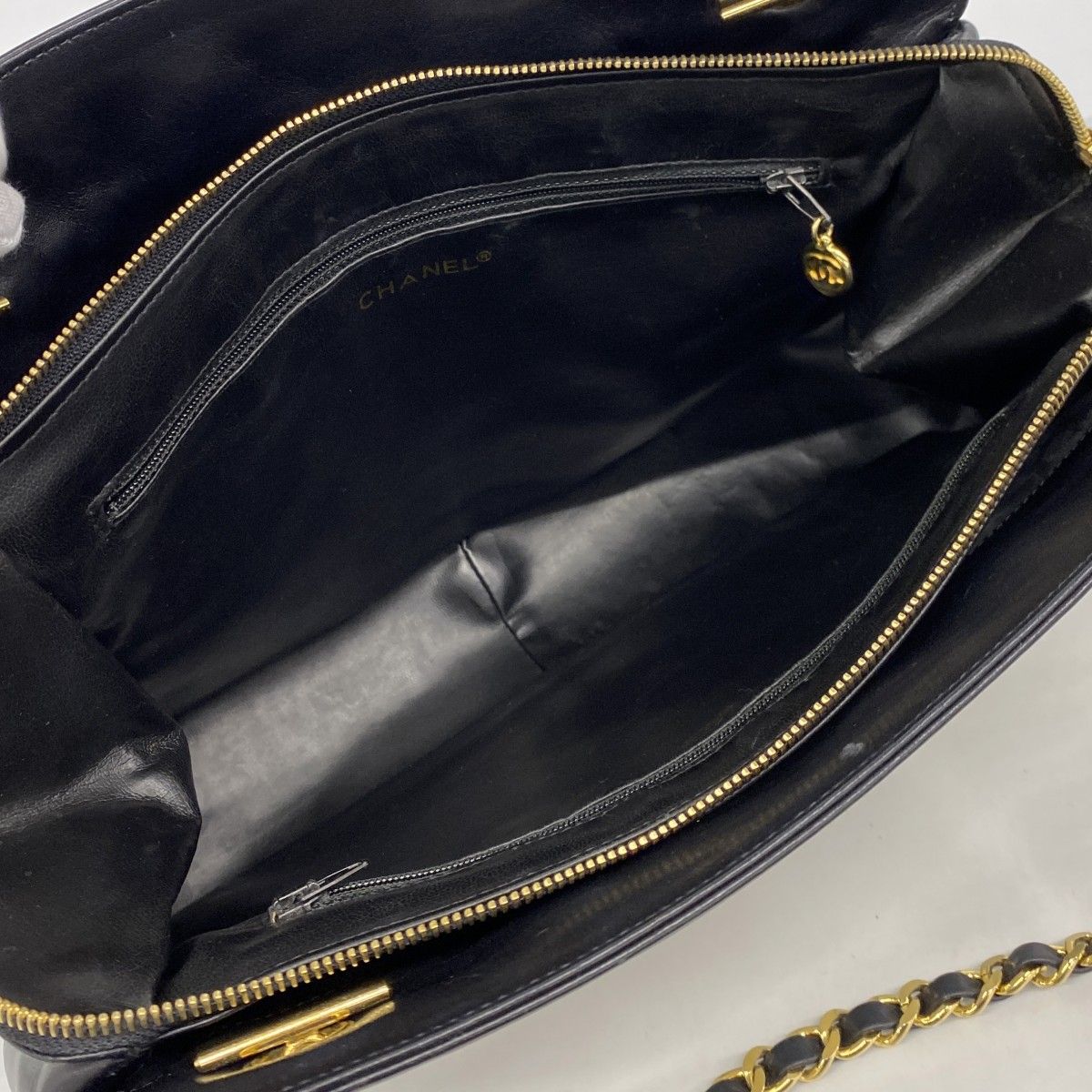 Chanel Shoulder Bag Quilted Lambskin White Black Gold — view 4
