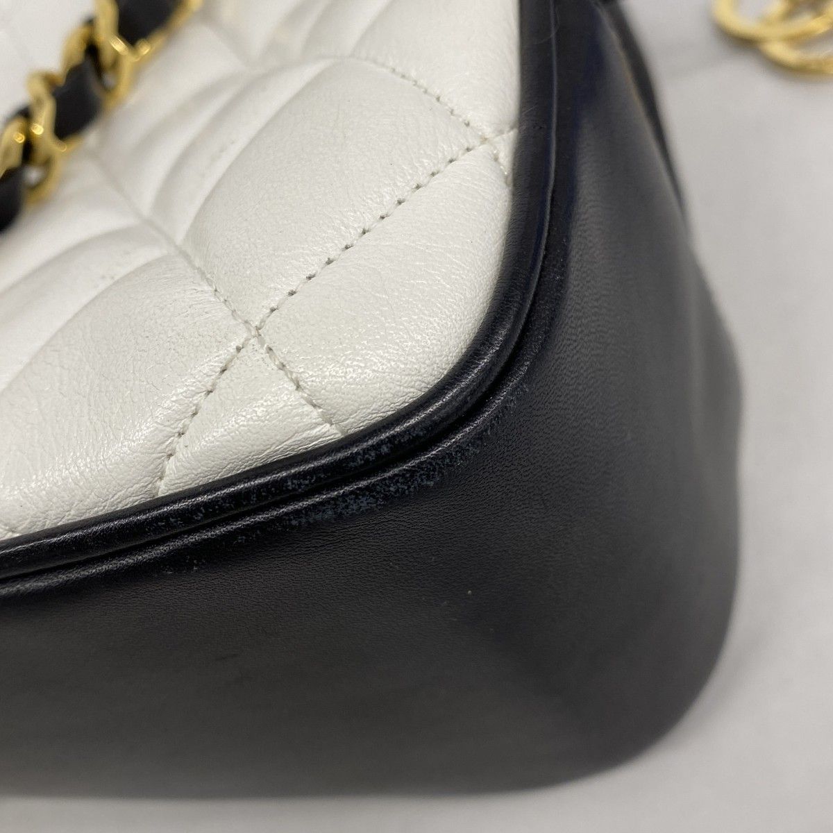 Chanel Shoulder Bag Quilted Lambskin White Black Gold — view 6