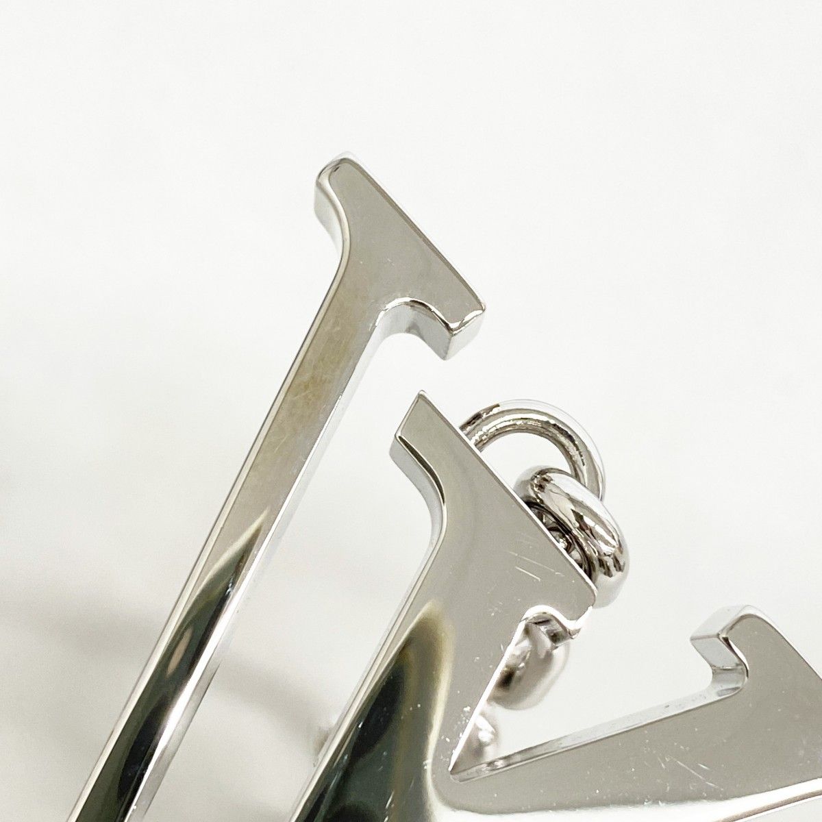 Louis Vuitton Key Holder Charm Porte Cles Initial LV Silver — view 4