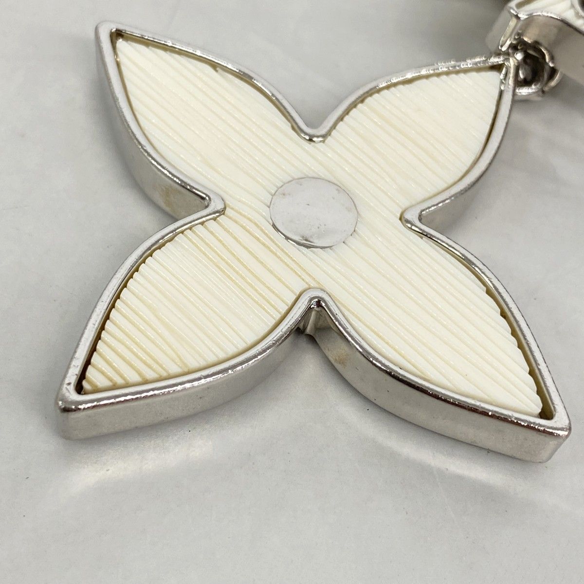 Louis Vuitton Key Holder Charm Epi Bijou Sac Four le Doux Yvoire — view 4