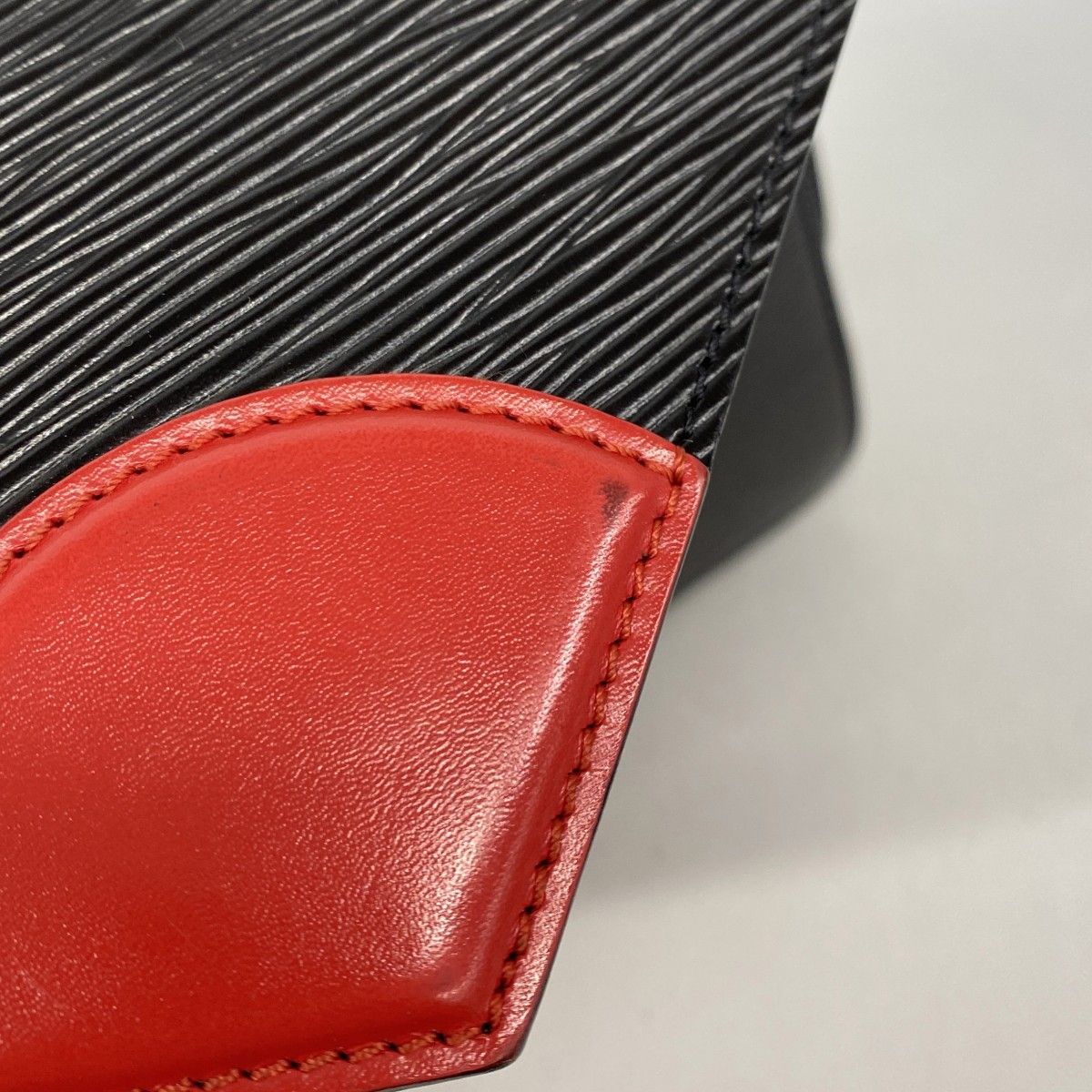 Louis Vuitton Shoulder Bag Epi Hoche Noir — view 7