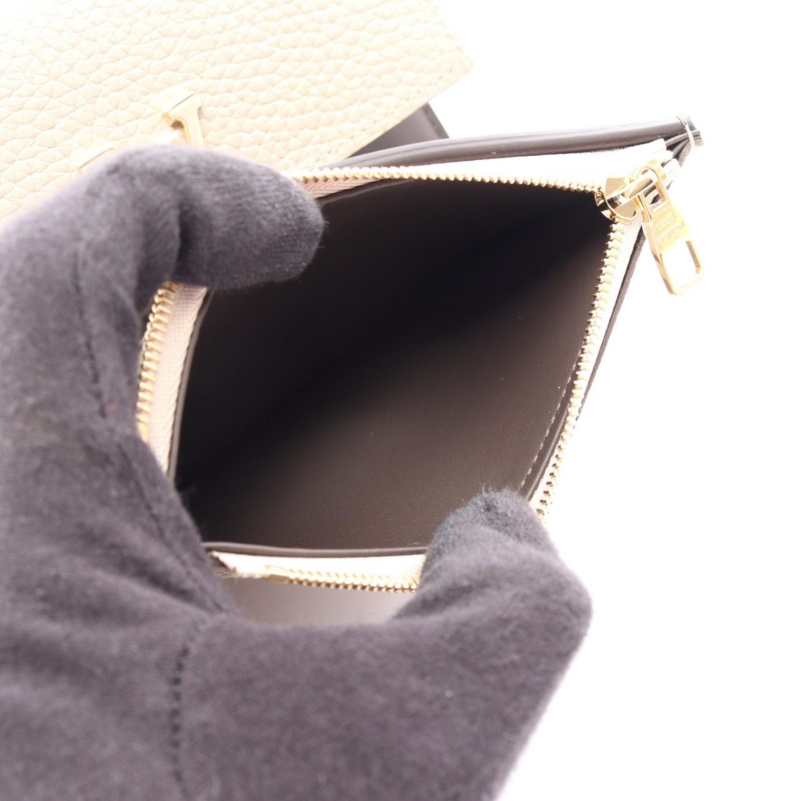 Louis Vuitton Trifold Wallet Portefeuille Capucines Compact Leather — view 4